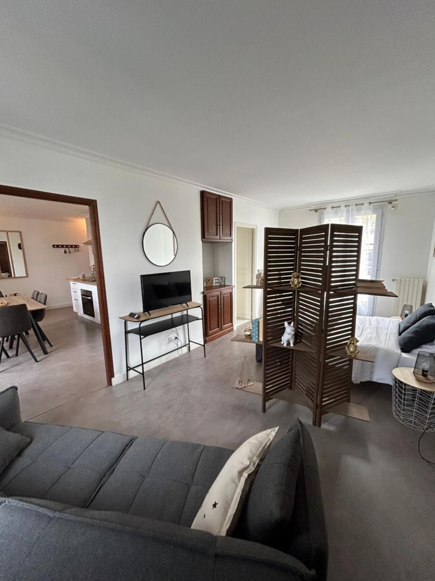 Studio +++ Tres Agreable En Centre Ville Doue-la-Fontaine Bagian luar foto